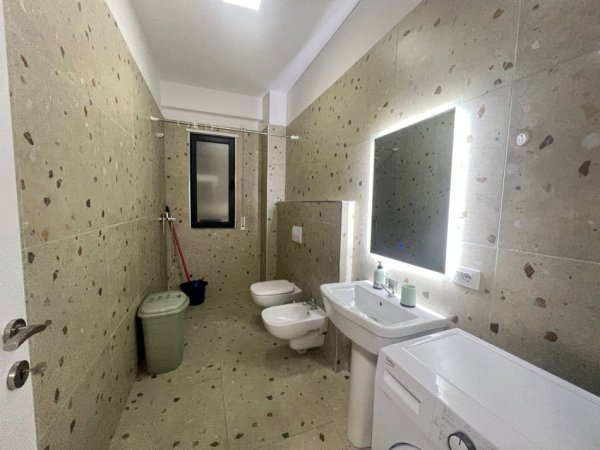 Tirane, jepet me qera apartament 2+1+Ballkon Kati 3, 80 m² 600 € 