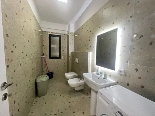 Tirane, jepet me qera apartament 2+1+Ballkon Kati 3, 80 m² 600 € 