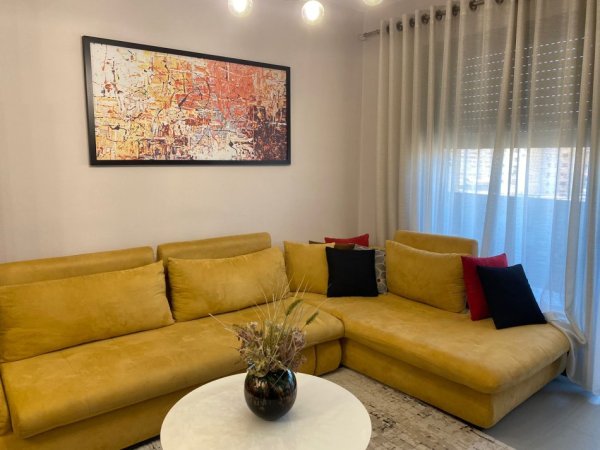 Tirane, jepet me qera apartament 1+1+Ballkon Kati 7, 68 m² 900 € (Stadiumi Dinamo/Rr.Gjik Kuqali)