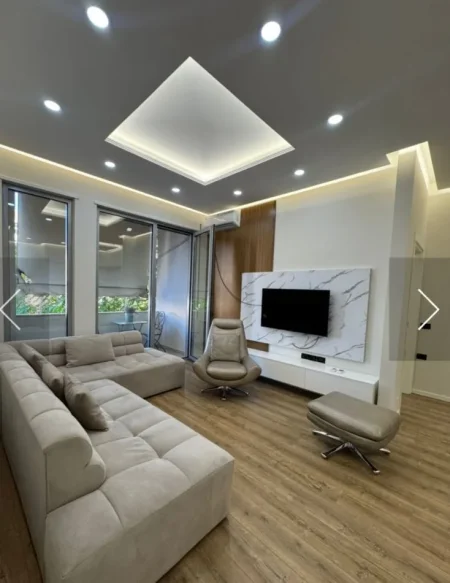 Tirane, jepet me qera 2+1 , 130 m² 1.000 € (Pazari i Ri)