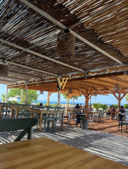 Himare, jepet me qera bar-resorant Kati 0, 400 m² (QEPARO)
