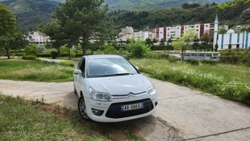 Tirane, shes makine Citroen C4 Benzin, e bardhë automatik Kondicioner 145.000 km 2.950 €