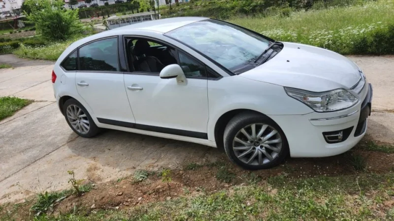 Tirane, shes makine Citroen C4 Benzin, e bardhë automatik Kondicioner 145.000 km 2.950 €