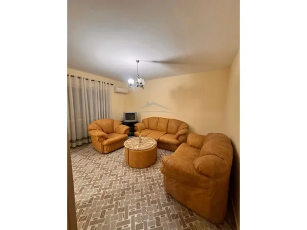 Tirane, jepet me qera apartament 3+1+Ballkon Kati 4, 87 m² 600 € (Rruga Hamit Shijaku)