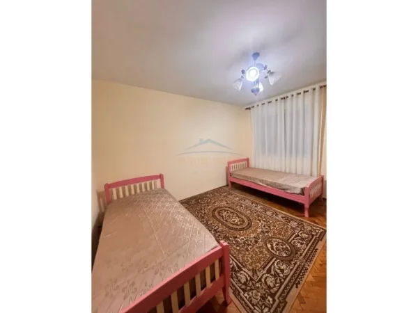 Tirane, jepet me qera apartament 3+1+Ballkon Kati 4, 87 m² 600 € (Rruga Hamit Shijaku)