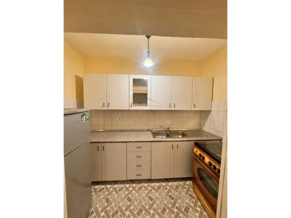 Tirane, jepet me qera apartament 3+1+Ballkon Kati 4, 87 m² 600 € (Rruga Hamit Shijaku)