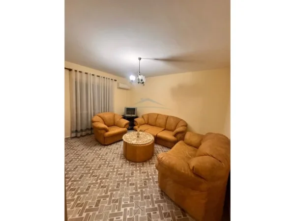 Tirane, jepet me qera apartament 3+1+Ballkon Kati 4, 87 m² 600 € (Rruga Hamit Shijaku)