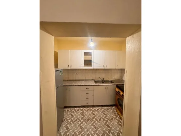 Tirane, jepet me qera apartament 3+1+Ballkon Kati 4, 87 m² 600 € (Rruga Hamit Shijaku)