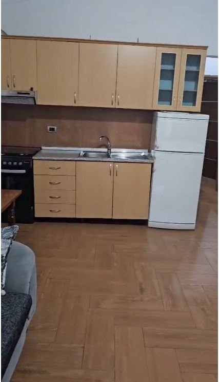 Jepet Hyrje 1+1 me Qera tek Vilat Gjermane afer Ekonomikut, VETEM VAJZA 300 €uro