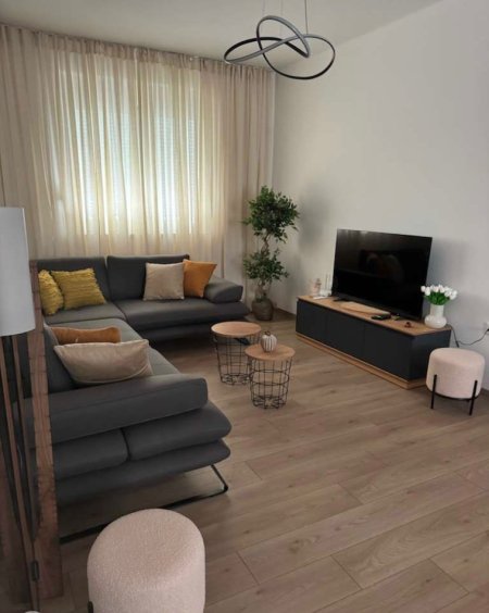 Tirane, jepet me qera 2+1 Kati 2, 90 m² 950 € 