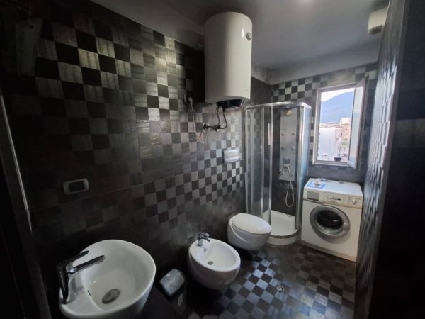 Tirane, jepet me qera apartament 2+1+Aneks+Ballkon Kati 5, 90 m² 560 € 