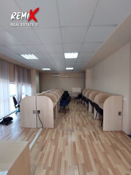 Durres, jepet me qera ambjent biznesi Kati 3, 180 m² 700 € 