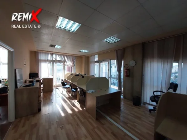 Durres, jepet me qera ambjent biznesi Kati 3, 180 m² 700 € 