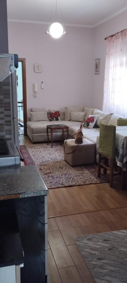 Jepet me Qera Kati i 2 i nje Vile ne Rrugen Bardhyl vetem 5 minuta nga Qendra e Tiranes, Kati 2, 110 m² 750 €URO