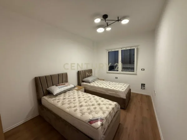 Tirane, jepet me qera apartament 2+1+Aneks+Ballkon Kati 6, 100 m² 900 € (Neom125019)