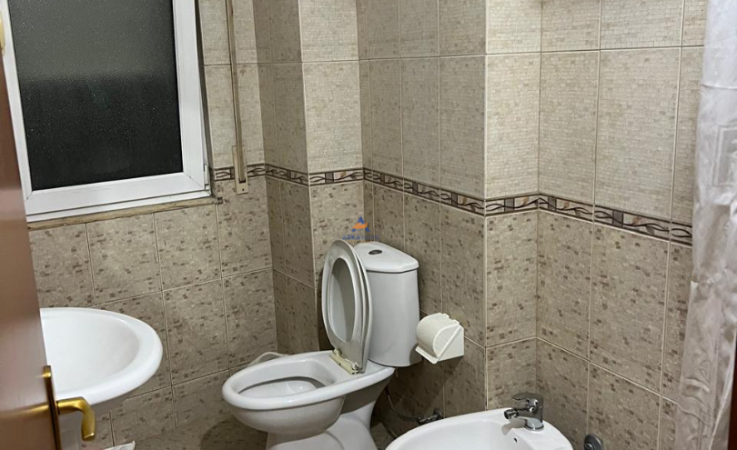 Tirane, jepet me qera apartament 1+1+Ballkon Kati 5, 70 m² 40.000 €