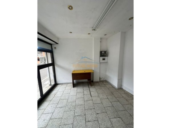 Tirane, jepet me qera ambjent biznesi Kati 0, 18 m² 250 € (Rruga Arkitekt Sinani , Xhamllik)