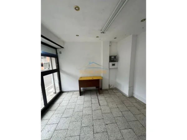 Tirane, jepet me qera ambjent biznesi Kati 0, 18 m² 250 € (Rruga Arkitekt Sinani , Xhamllik)