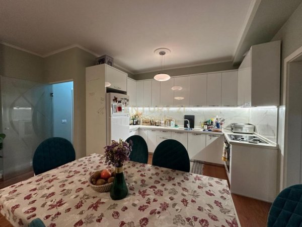 Tirane, jap me qera apartament 2+1 , 600 € (Kopshti Botanik)