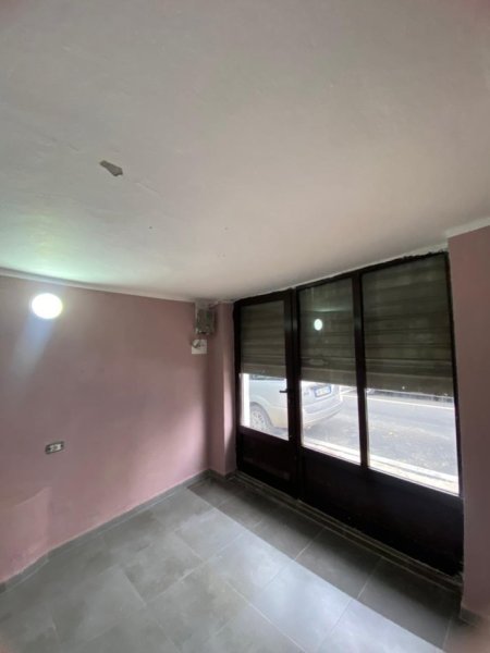 Jepet me Qera Ambient Biznesi ne Qender tek Gjimnazi Partizani, Kati 0, 20 m² 350 €URO