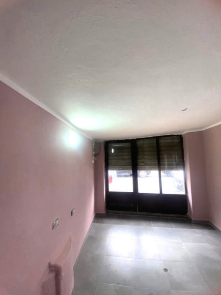 Jepet me Qera Ambient Biznesi ne Qender tek Gjimnazi Partizani, Kati 0, 20 m² 350 €URO