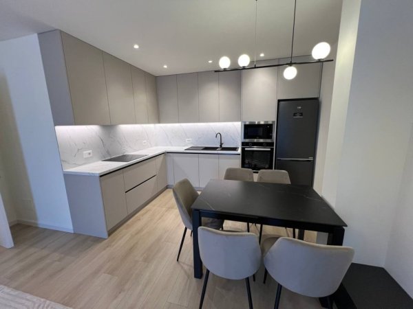 Tirane, jepet me qera apartament 2+1+Ballkon Kati 8, 102 m² 1.100 € (Rruga e Elbasanit /Ambasada Amerikane)