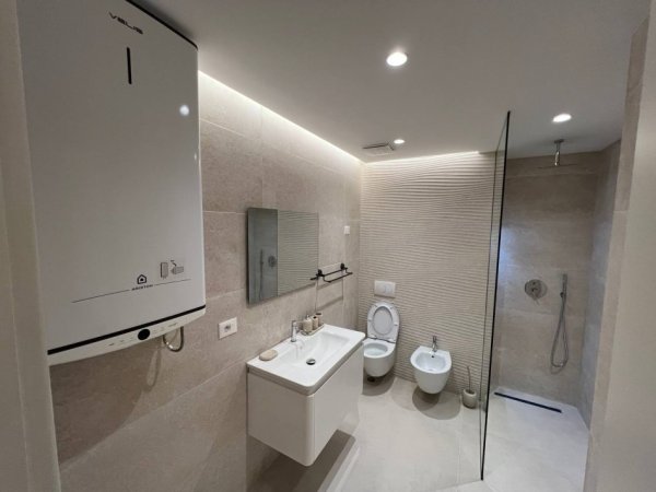 Tirane, jepet me qera apartament 2+1+Ballkon Kati 8, 102 m² 1.100 € (Rruga e Elbasanit /Ambasada Amerikane)