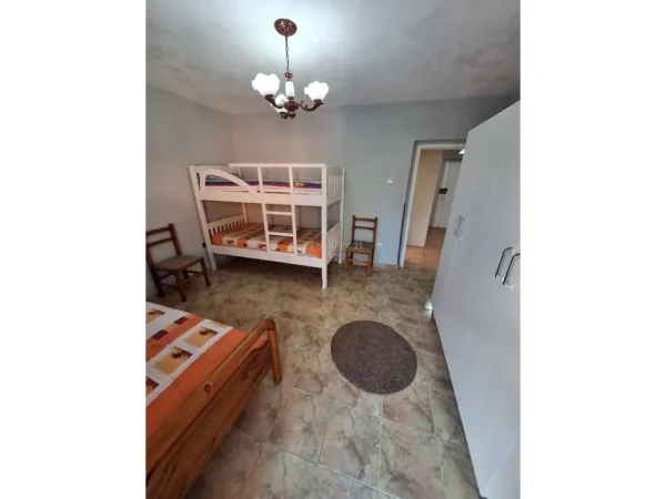Tirane, jepet me qera apartament 2+1+Ballkon Kati 4, 550 € (21 dhjetori)