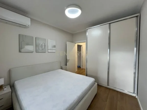 Tirane, jepet me qera apartament 1+1 Kati 3, 77 m² 1.200 € (Rr. Kosovareve)