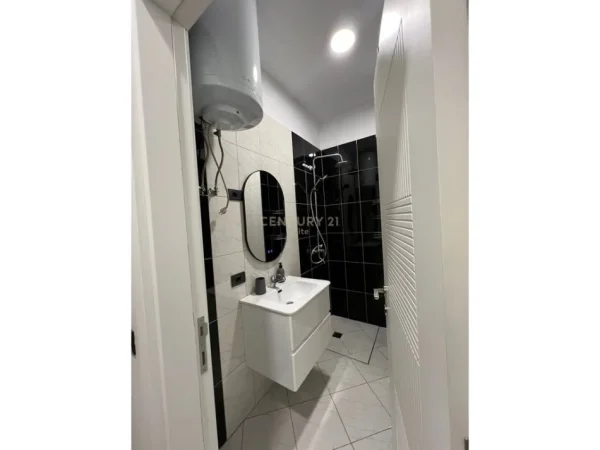 Tirane, jepet me qera apartament 1+1 Kati 3, 77 m² 1.200 € (Rr. Kosovareve)