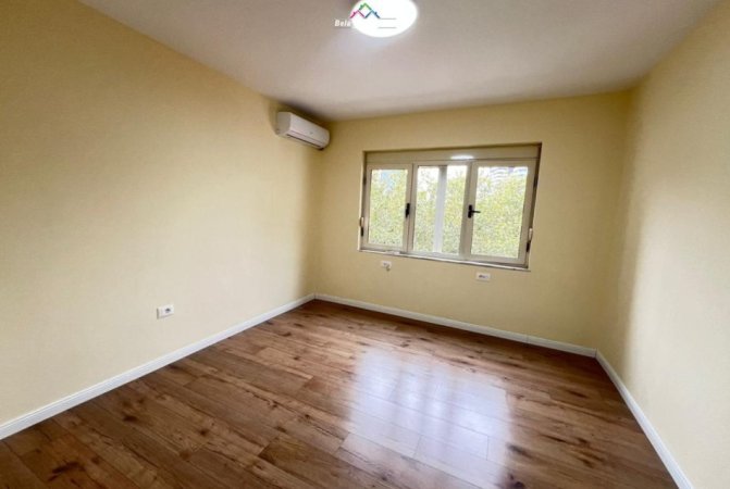 Tirane, jepet me qera zyre Kati 2, 80 m² 900 € (9 kateshet)