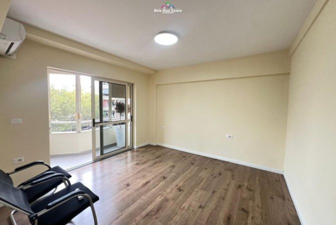 Tirane, jepet me qera zyre Kati 2, 80 m² 900 € (9 kateshet)