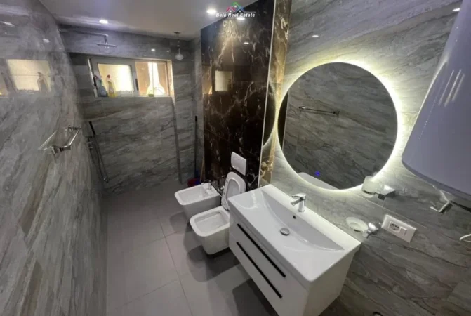 Tirane, jepet me qera zyre Kati 2, 80 m² 900 € (9 kateshet)