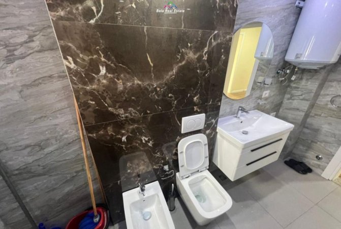 Tirane, jepet me qera zyre Kati 2, 80 m² 900 € (9 kateshet)