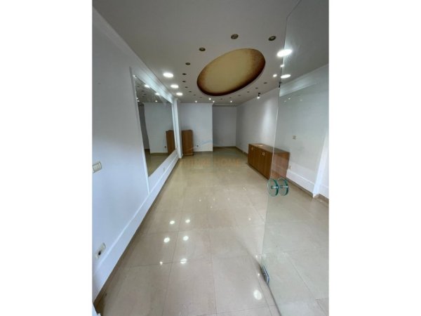 Tirane, jepet me qera dyqan Kati 0, 35 m² 300 € (Pazar i Ri)
