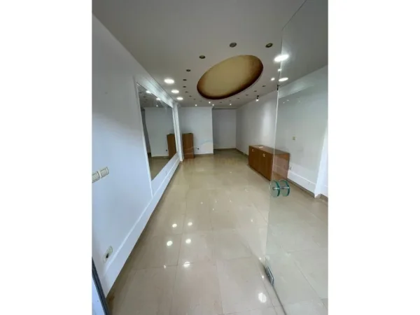Tirane, jepet me qera dyqan Kati 0, 35 m² 300 € (Pazar i Ri)