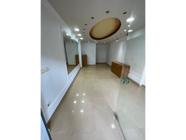 Tirane, jepet me qera dyqan Kati 0, 35 m² 300 € (Pazar i Ri)