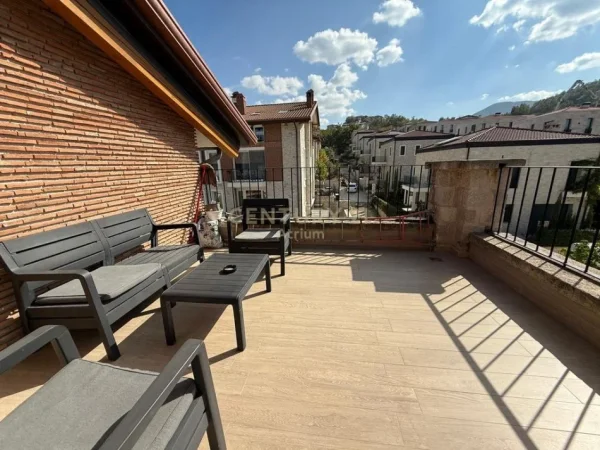 Tirane, jepet me qera apartament 3+1+Aneks+Ballkon Kati 3, 200 m² 2.000 € 