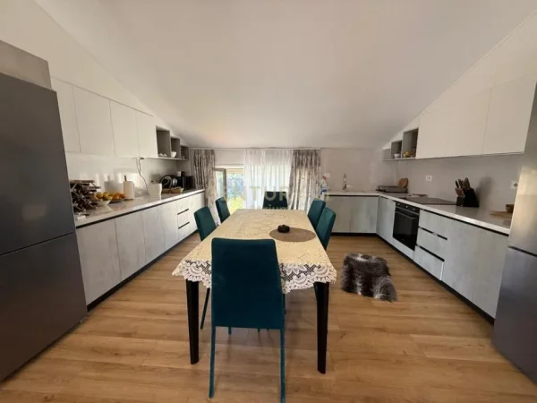 Tirane, jepet me qera apartament 3+1+Aneks+Ballkon Kati 3, 200 m² 2.000 € 