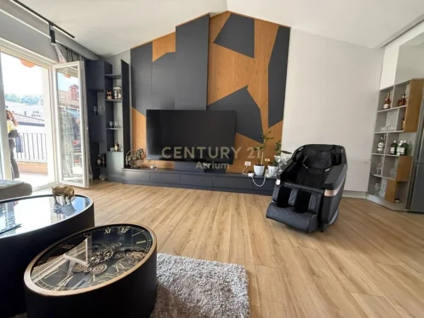 Tirane, jepet me qera apartament 3+1+Aneks+Ballkon Kati 3, 200 m² 2.000 € 