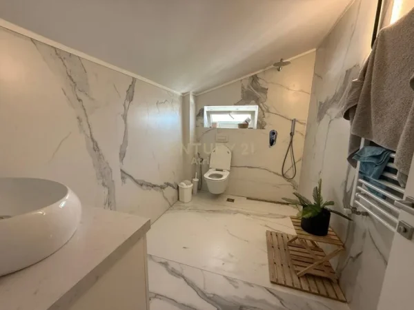 Tirane, jepet me qera apartament 3+1+Aneks+Ballkon Kati 3, 200 m² 2.000 € 