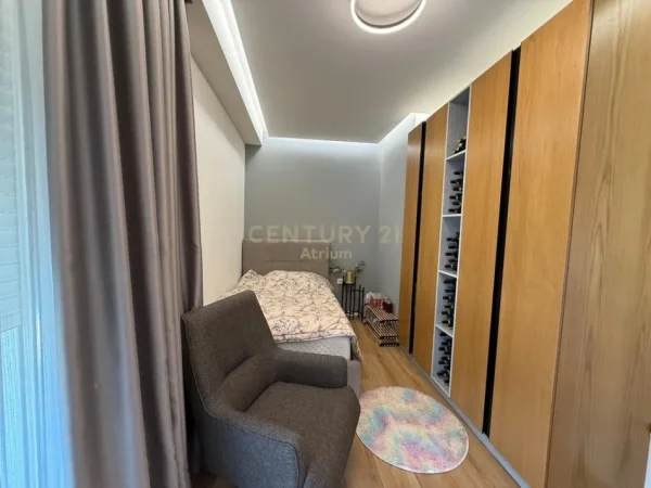 Tirane, jepet me qera apartament 3+1+Aneks+Ballkon Kati 3, 200 m² 2.000 € 