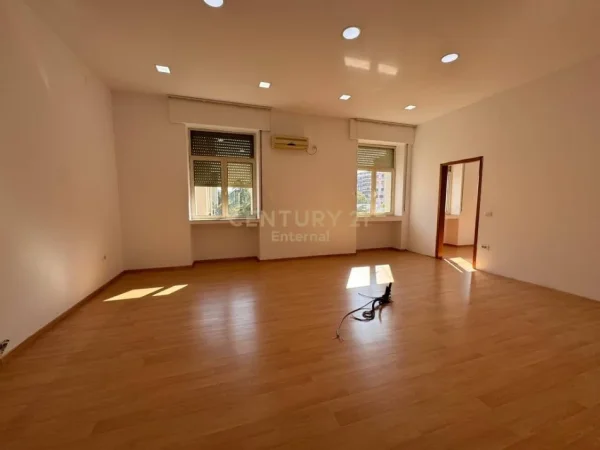 Tirane, jepet me qera ambjent biznesi Kati 3, 10.000 m² 22.000 € 