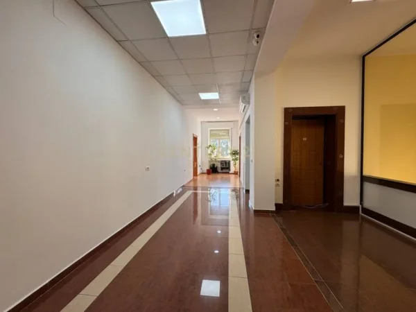 Tirane, jepet me qera ambjent biznesi Kati 3, 10.000 m² 22.000 € 