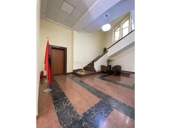 Tirane, jepet me qera ambjent biznesi Kati 3, 10.000 m² 22.000 € 