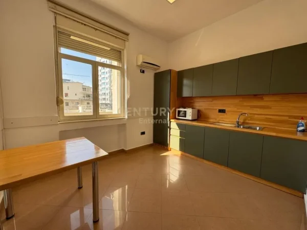 Tirane, jepet me qera ambjent biznesi Kati 3, 10.000 m² 22.000 € 