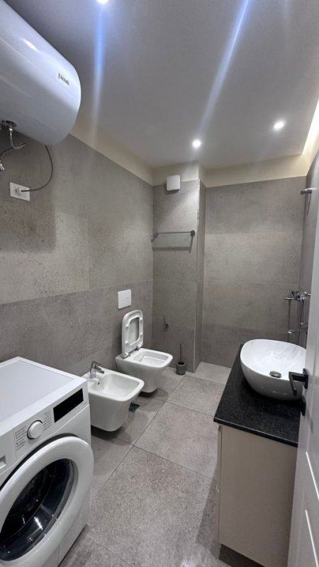 Tirane, jepet me qera apartament 1+1 Kati 8, 50 m² 620 € (Kompleksi Lura, Ish Stacioni i Trenit)