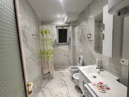 Tirane, jepet me qera apartament 3+1 Kati 4, 87 m² 600 € 