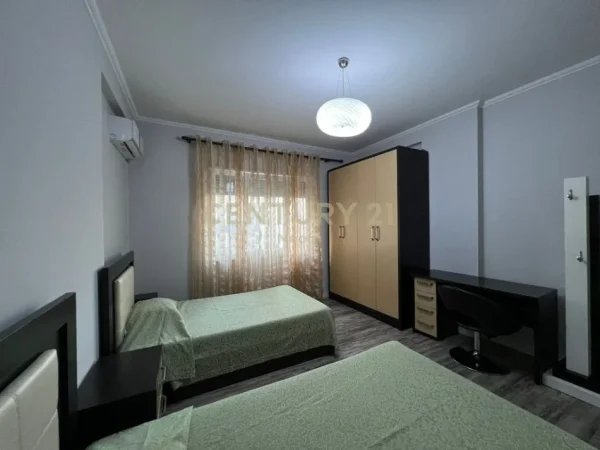 Tirane, jepet me qera apartament 2+1+Aneks+Ballkon Kati 3, 107 m² 700 € 