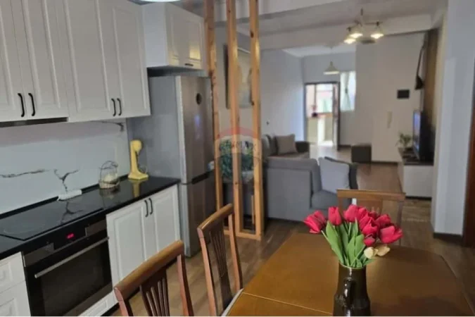 jepet me qera apartament Kati 3, 110 m² 550 € (Rruga 5 Maji)